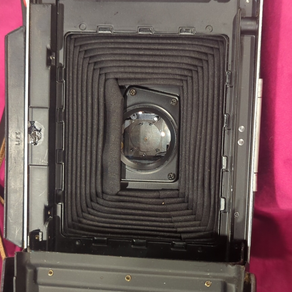 Vintage Polaroid Land Camera - Picture 7 of 9